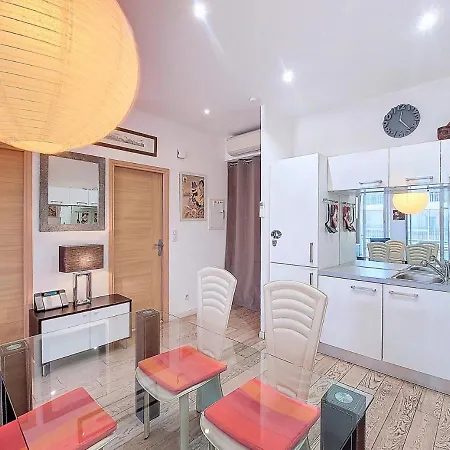 Nestor&jeeves - Trois Promenade - - Very Close Sea *