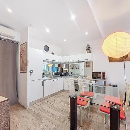 Nestor&jeeves - Trois Promenade - - Very Close Sea *